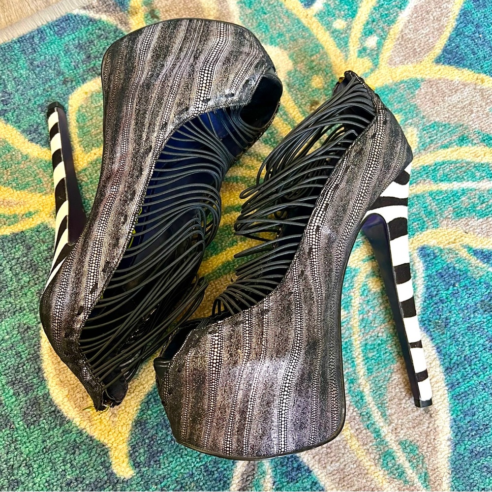 LONDON TRASH - LT. CRUSH Size 8 zebra heel